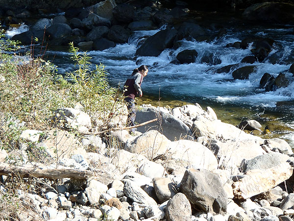 河原で遊ぶひかり